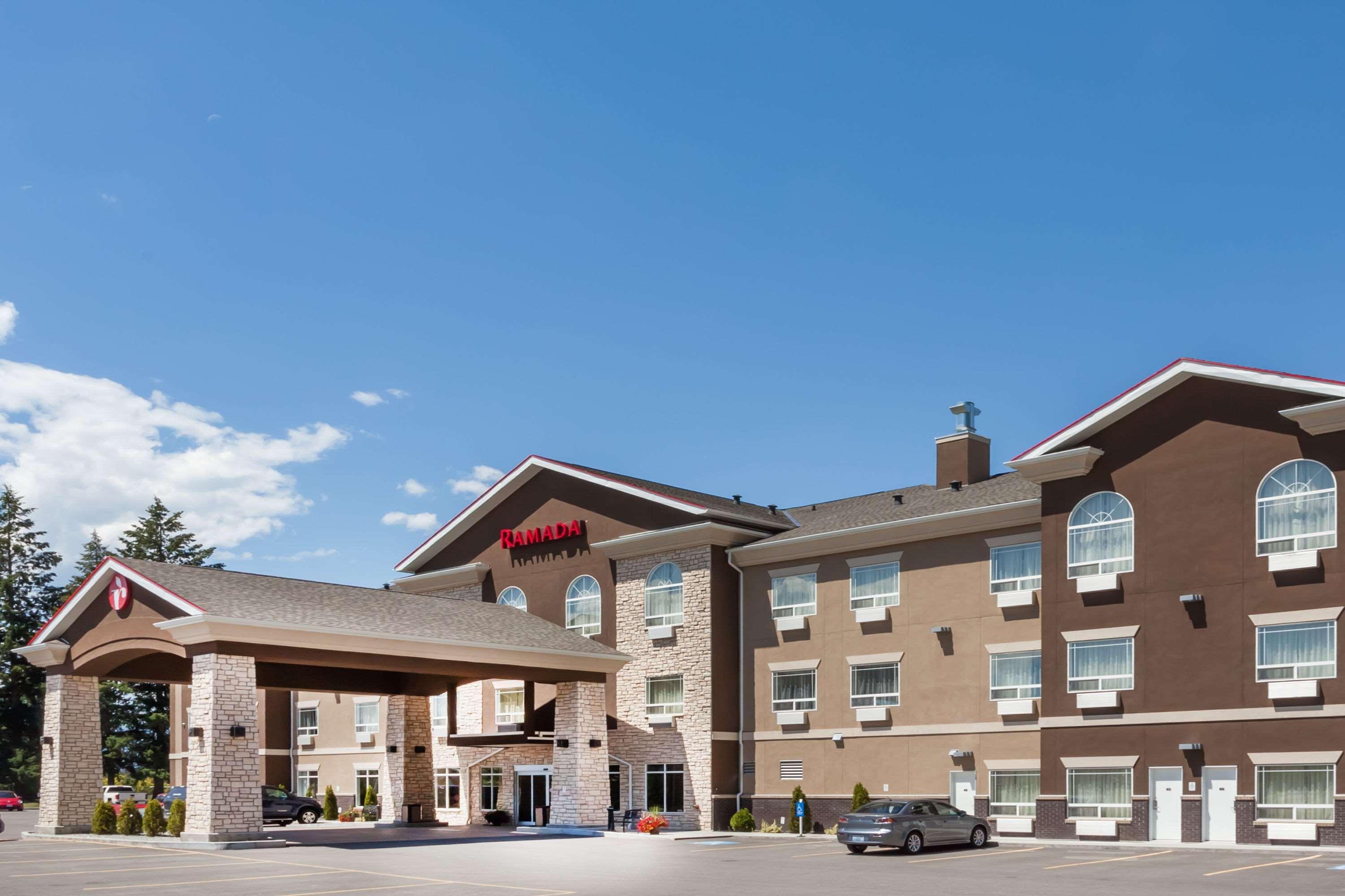 Ramada By Wyndham Creston Hotel Luaran gambar