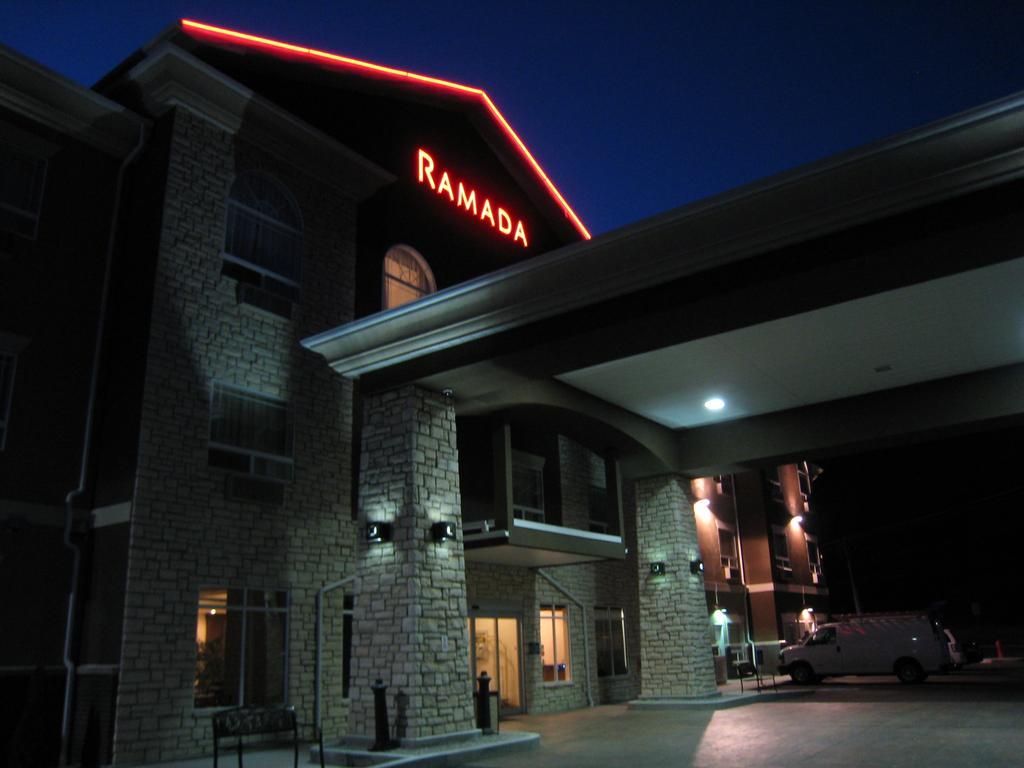 Ramada By Wyndham Creston Hotel Luaran gambar