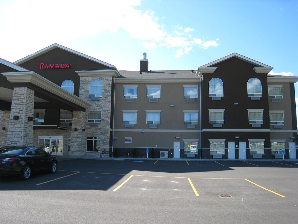 Ramada By Wyndham Creston Hotel Luaran gambar