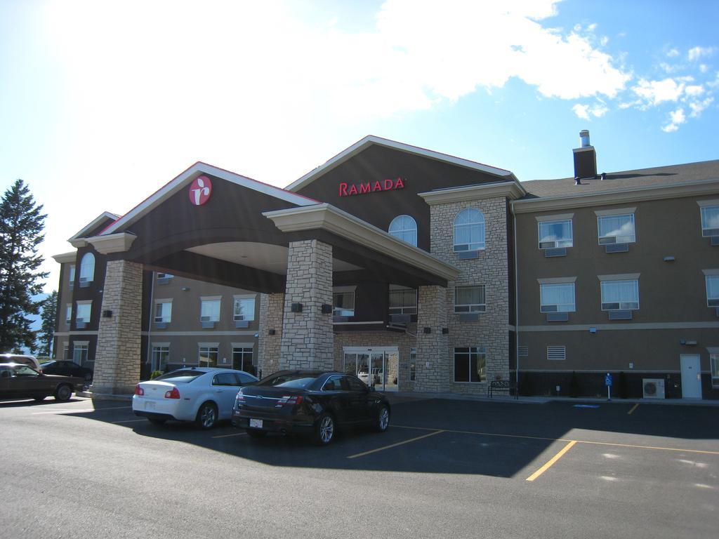 Ramada By Wyndham Creston Hotel Luaran gambar